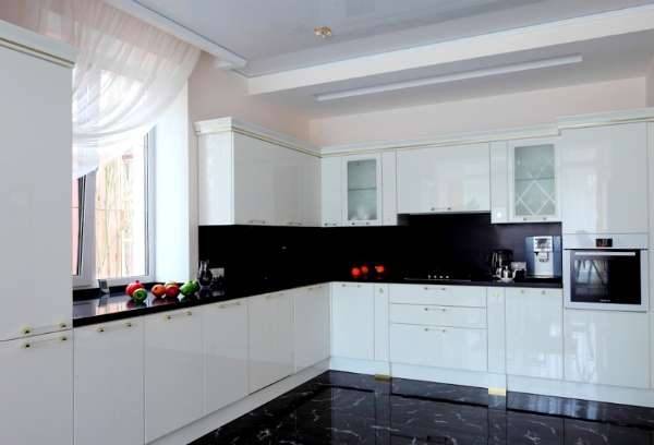 Белая кухня с черной или темной столешницей