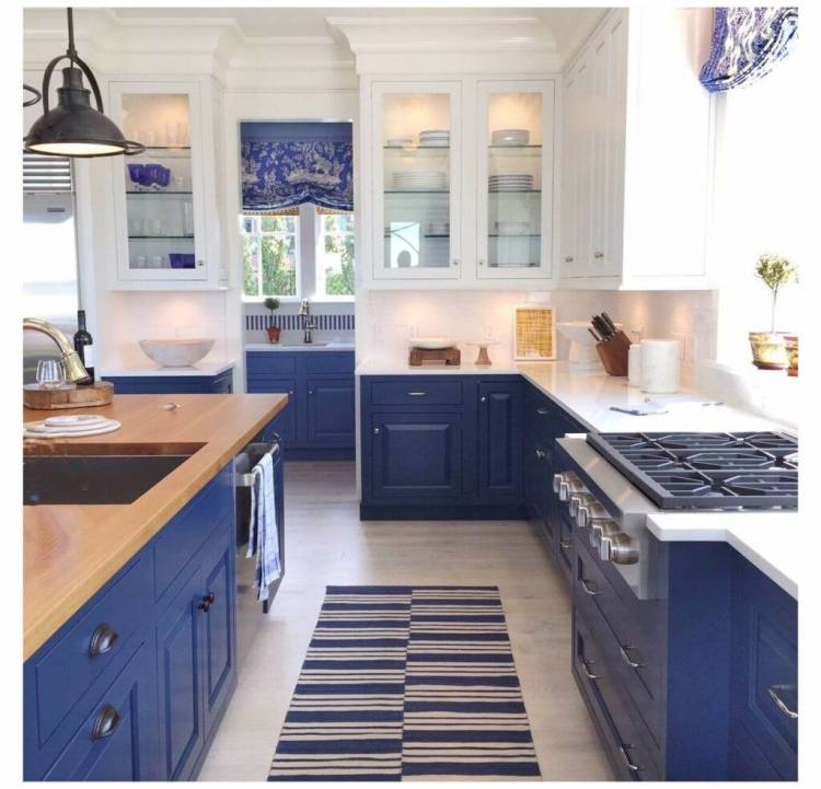Синяя кухня с деревянной столешницей в интерьере в квартир