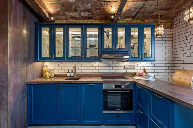 Темно синяя кухня с деревом