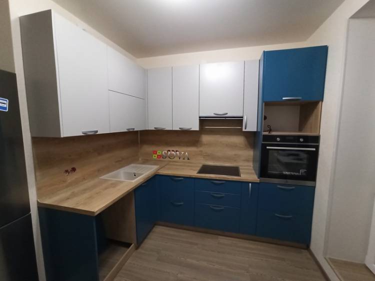 Синяя кухня с деревянной столешницей в интерьере в квартире: 93 фото дизайна
