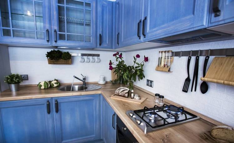 Сине серая кухня с деревянной столешницей