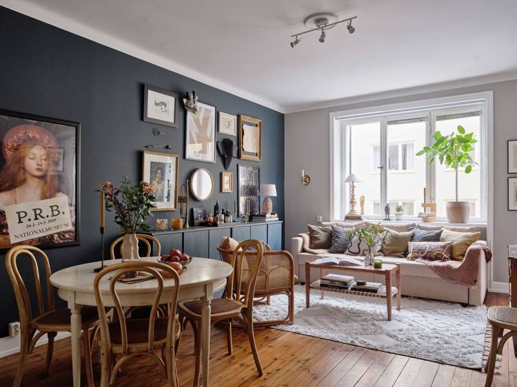Небольшая шведская квартира с акцентной синей стеной и обилием декор
