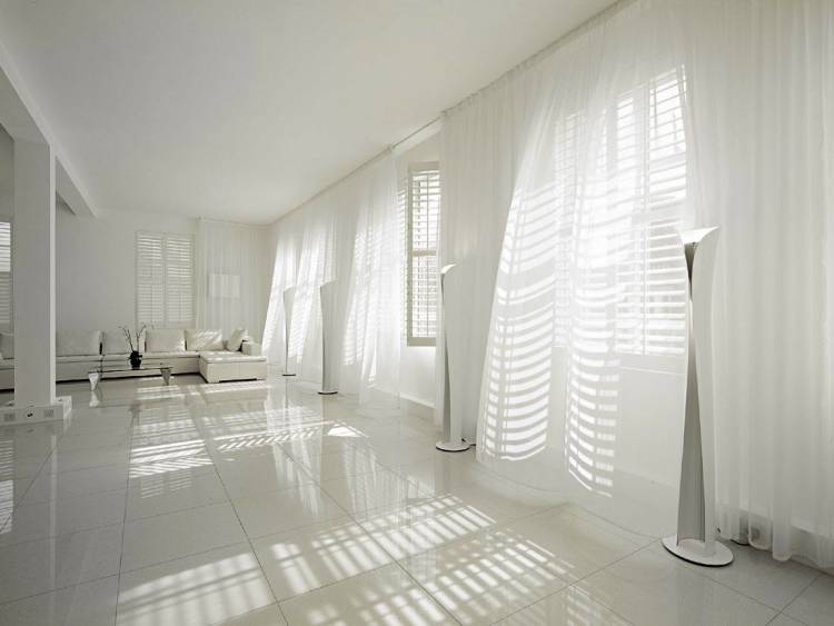 Белые шторы в интерьере квартиры