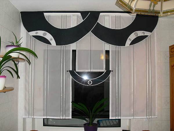 Дизайн и цвет штор для черно белой кухни