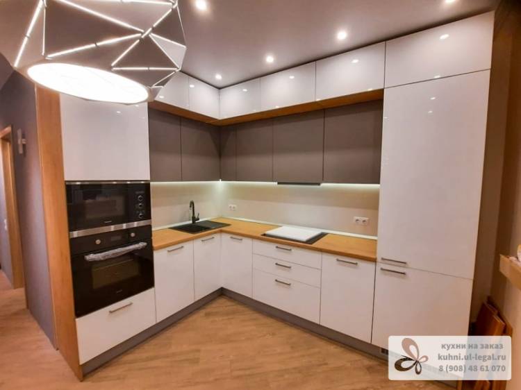 Особенности ​дизайна кухни с высокими шкафами до потол
