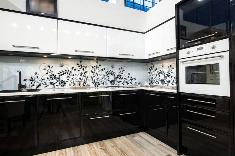 Дизайн интерьера черно-белой кухни с яркими акцентами