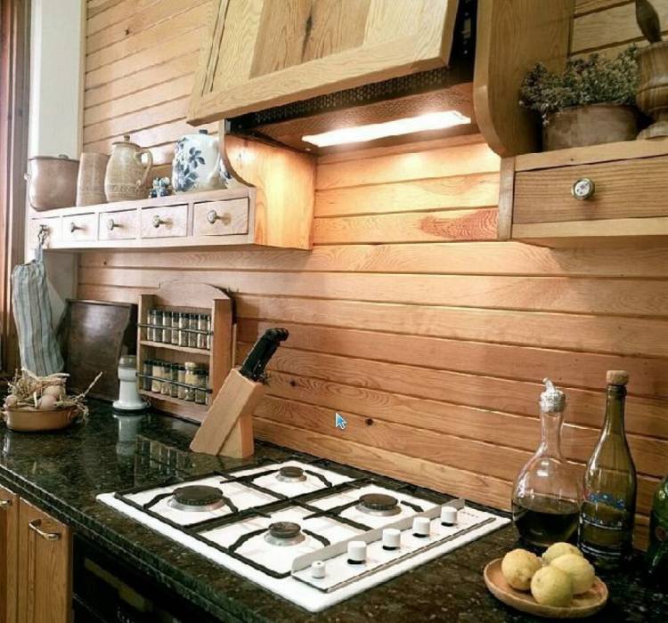 Кухонный фартук в деревянном дом