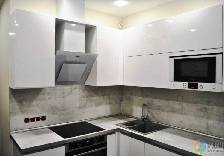 Современный белый кухонный гарнитур со столешницей из бет