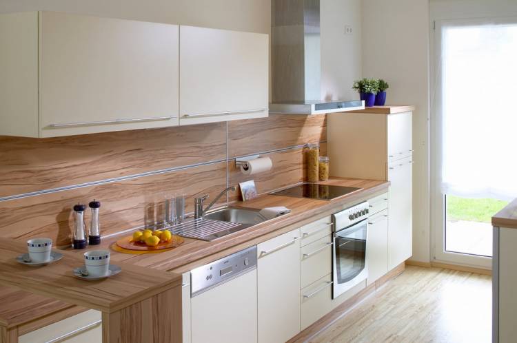 Кухня серая с деревянной столешницей, белая, бежевая, светлая, синяя или черная, в скандинавском и других стилях