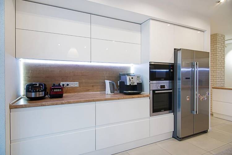 Дизайн кухни с отдельно стоящим холодильником