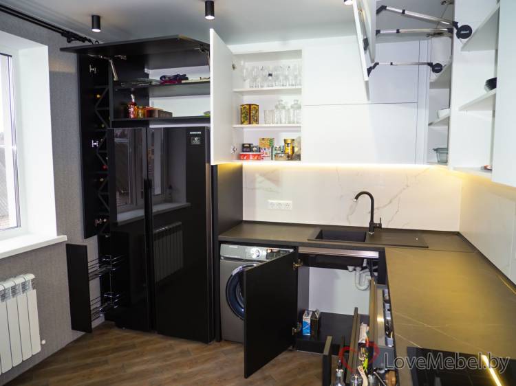 Черно-белая кухня с холодильником сайд бай сайд
