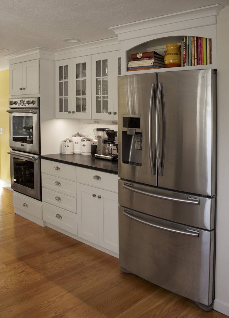 Двухдверный холодильник в интерьере кухни