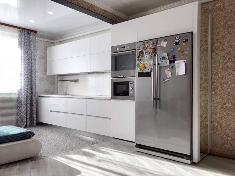 Дизайн кухни с двухдверным холодильником