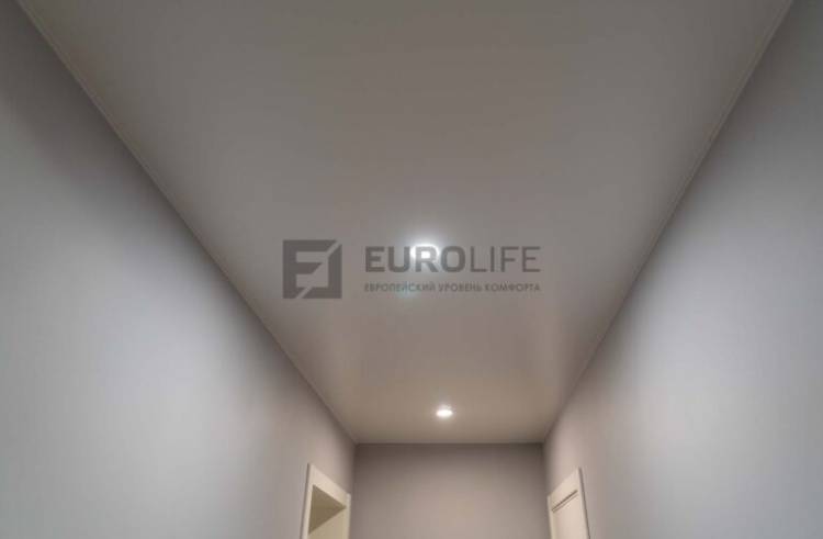 Белый сатиновый потолок в коридор