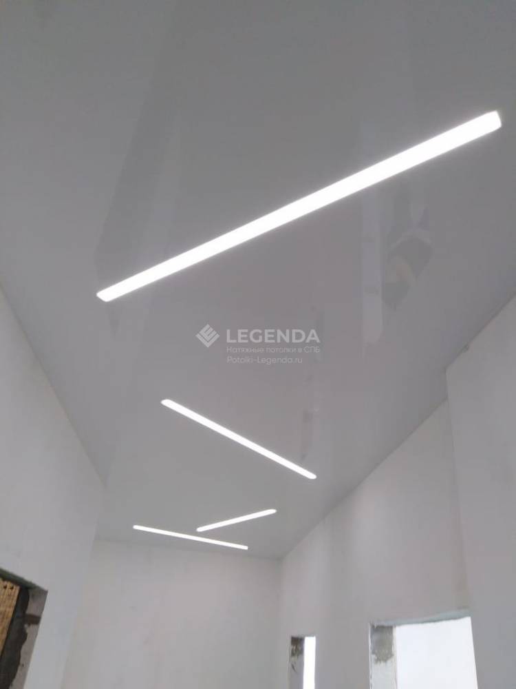 Белый-глянцевый натяжной потолок со световыми линиями в коридор