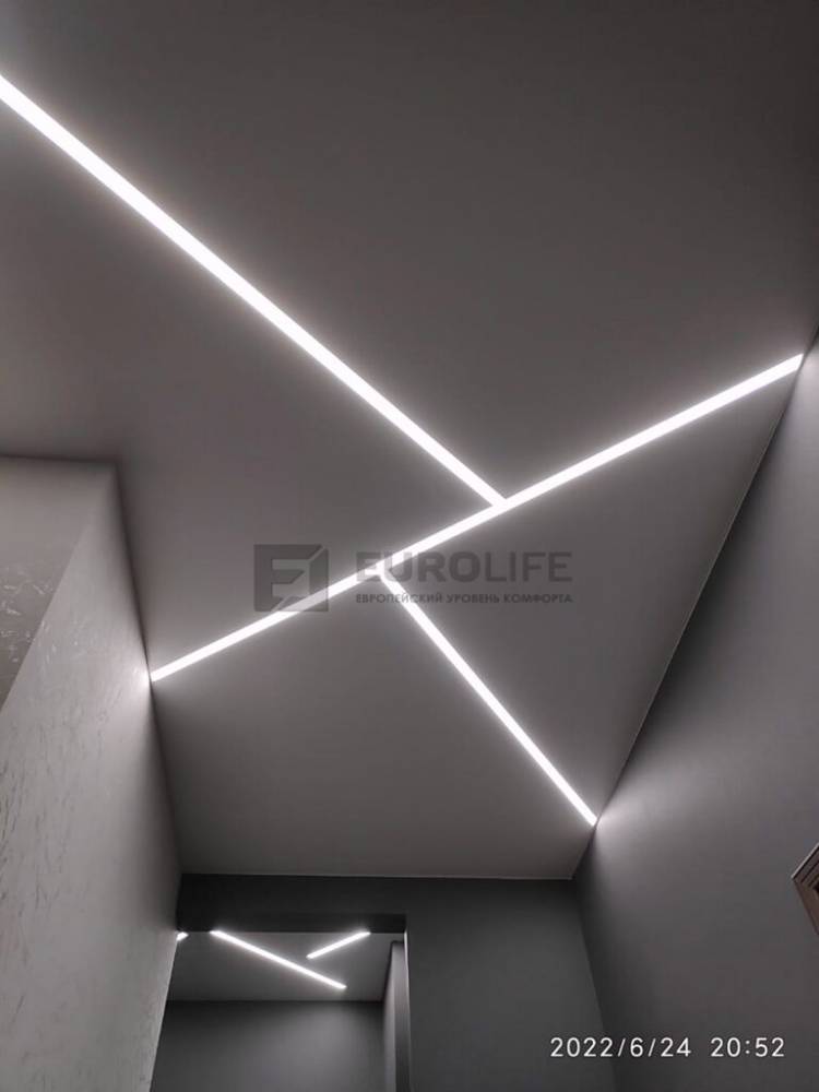 Потолки со световыми линиями в коридор