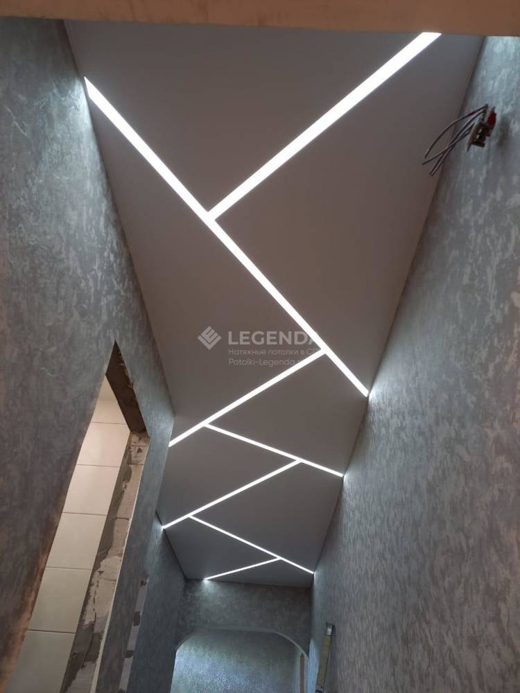 Световые линии на белом матовом натяжном потолке в коридор