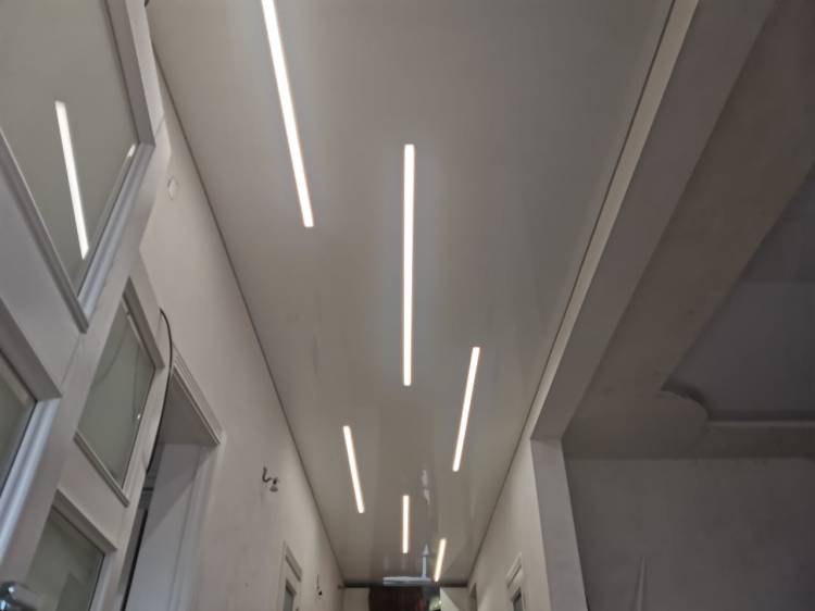 Фотографии натяжных потолков со световыми линиями в дизайне и интерьер
