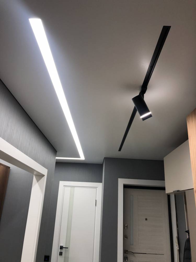 Матовый натяжной потолок в коридоре с переходом на кухню