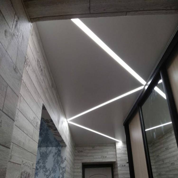 Световые линии на потолке в коридор