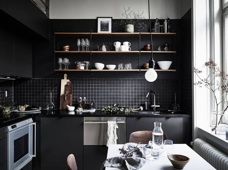Черная стена в интерьере кухни