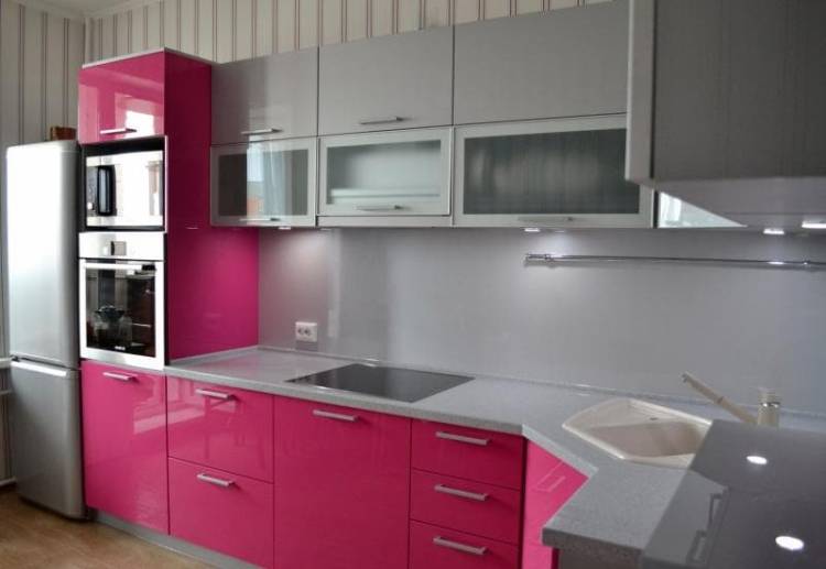 Розовая кухня с белым, серым и бежевым