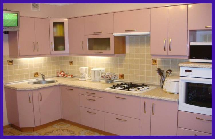 Кухня грязно розового цвет