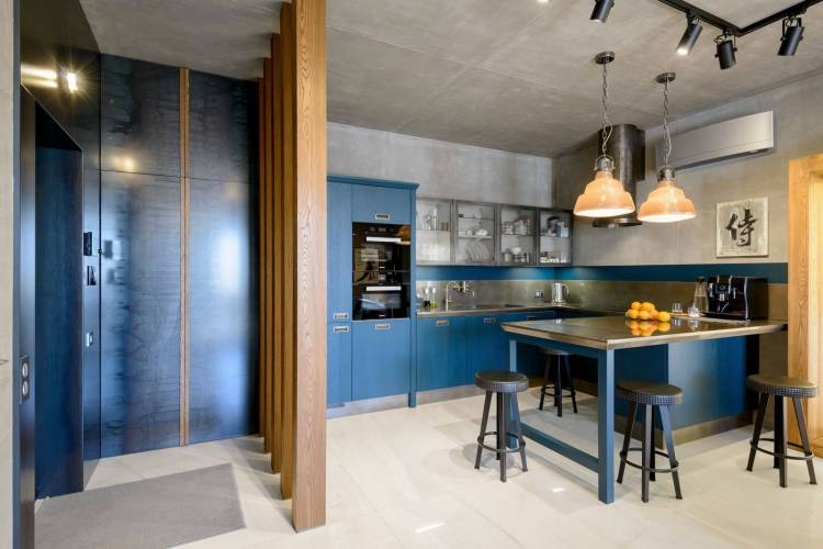 Синяя кухня лофт