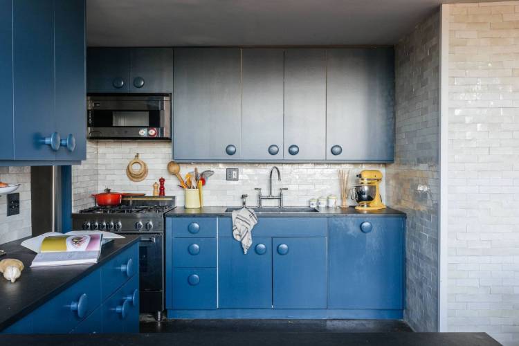 Голубая кухня лофт