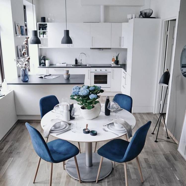 Синие стулья в интерьере кухни
