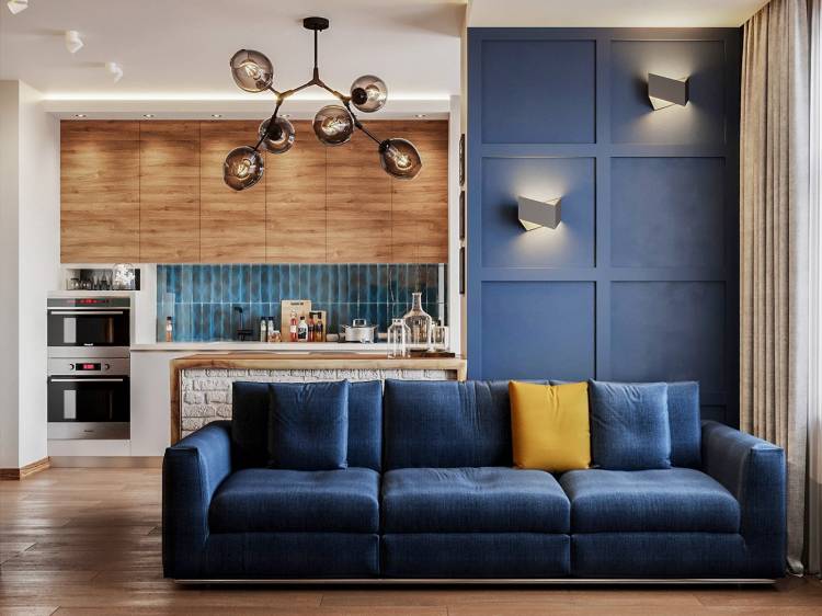 Синий диван в интерьере кухни