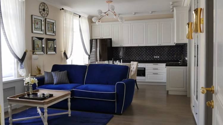 Синий диван в интерьере кухни