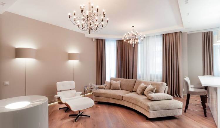 Гостиная пудровые стены пол шторы мягкая мебель софиты белые кресла коричневый пол