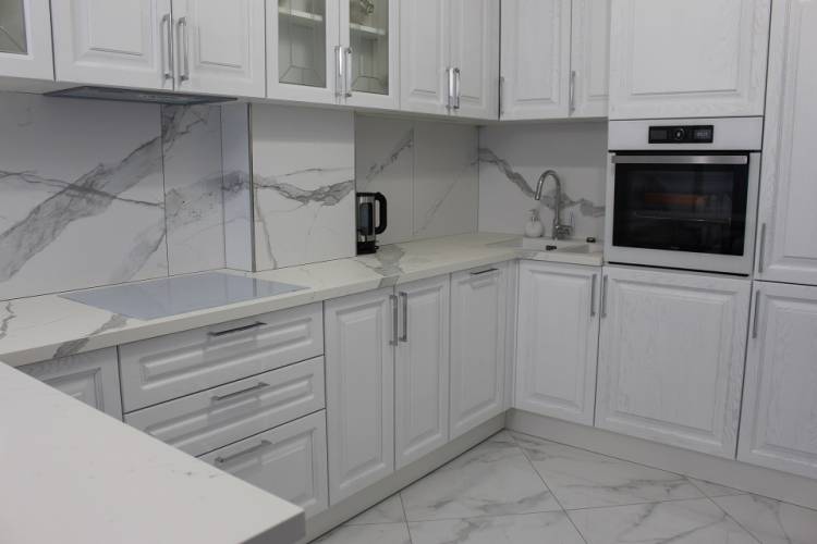 Белая кухня с серой столешницей и фартуком под мрамор: 89+ идей дизайна