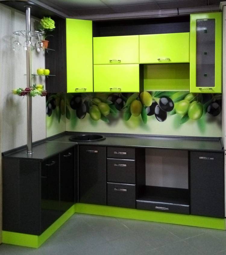 Зелёная кухня с черной столешницей