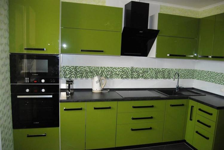 Черно зеленая кухня