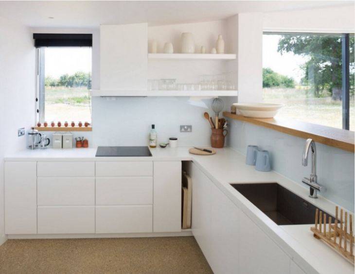 Белая кухня с серой и деревянной столешницей в современном стиле