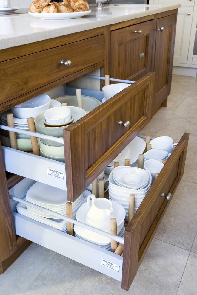 Выдвижные системы хранения в кухонных интерьерах