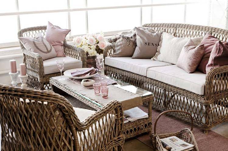 Плетеная мебель в интерьере дома или квартиры