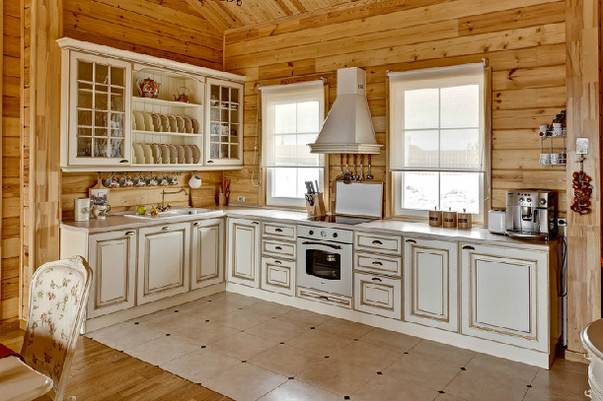 Интерьер кухни в деревянном бревенчатом дом