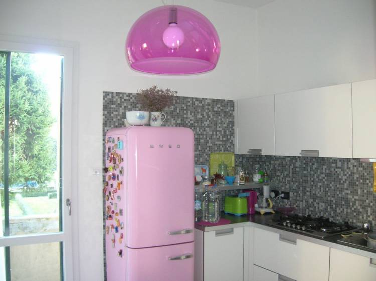 Великолепный холодильник Smeg в интерьере кухни