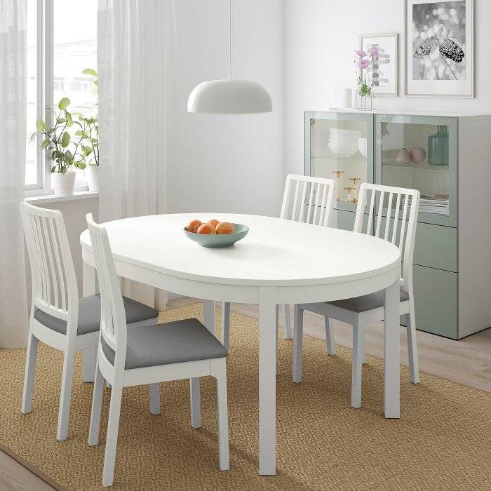 Белый круглый стол в интерьере кухни