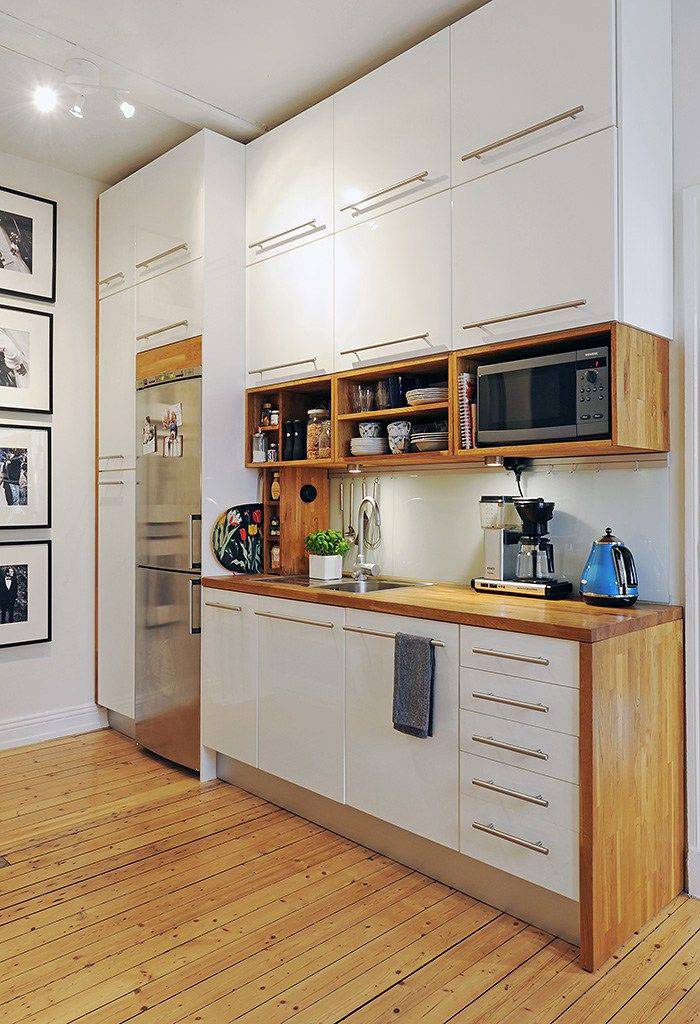 Маленькая кухня с высокими напольными и верхними шкафами