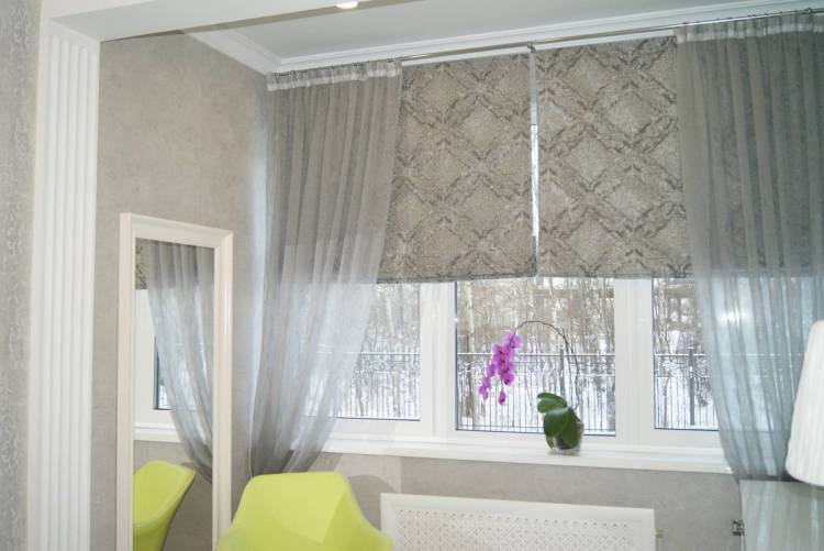Прозрачные рулонные шторы и тюль в интерьере квартиры или дома на пластиковых окнах, сочетани
