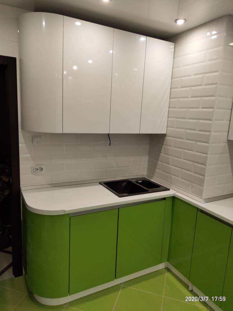 Кухня без ручек с глянцевым зелёным и белым цветом