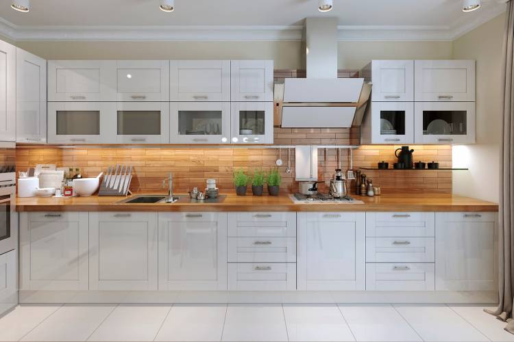 Современная кухня в классическом стиле Белая кухня с деревянной столешницей из Современная класси