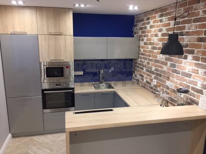 Серо-синяя современная кухня с акцентной кирпичной стеной