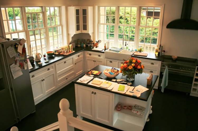 Интерьер кухни-гостиной в классическом американском стиле