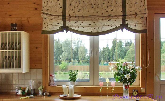 Оформление маленьких окон гардинами и шторами в доме из дерев