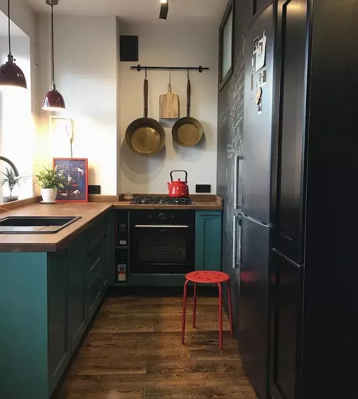 Кухня красно-зеленого цвет